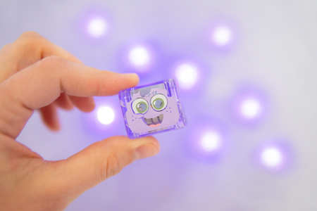 Glo Pals, Postać do kąpieli Lumi - zestaw z dwiema kostkami sensorycznymi świecącymi w wodzie
