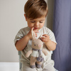 Grzechotka z bawełny organicznej GOTS, Taupe Bunny, ThreadBear Design